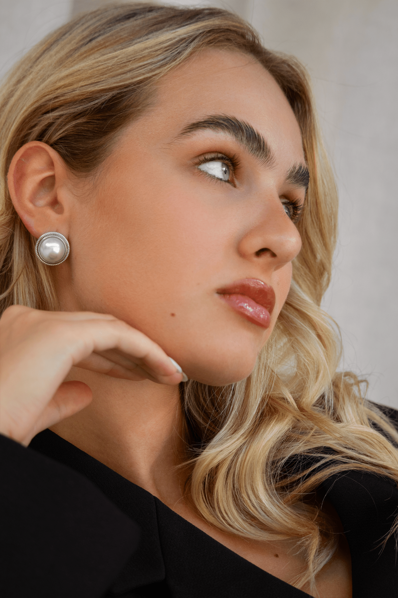 Round Big Pearl Stud Earrings - WSOPHIA