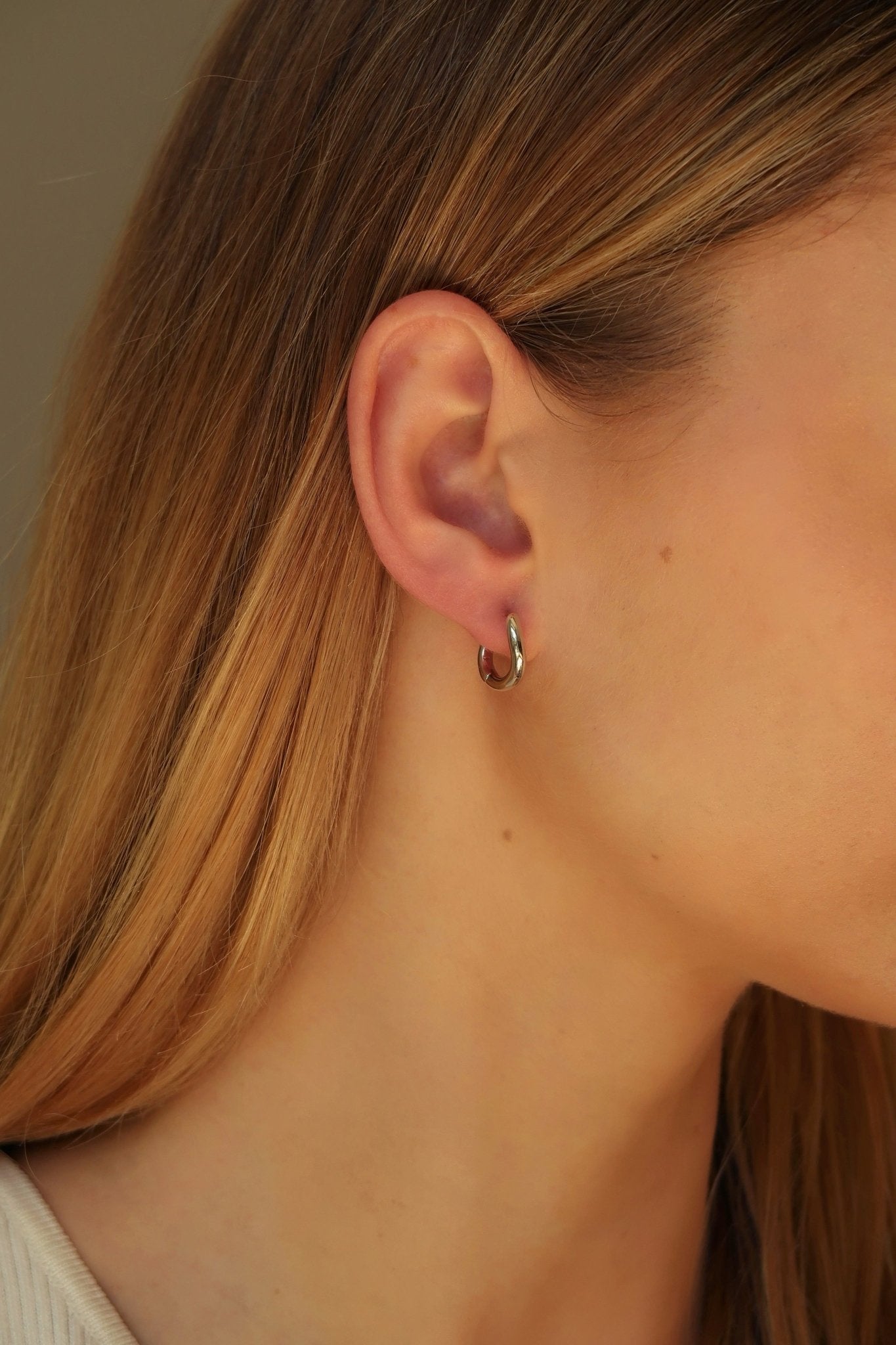 Twisted Small Hoop Earrings - WSOPHIA